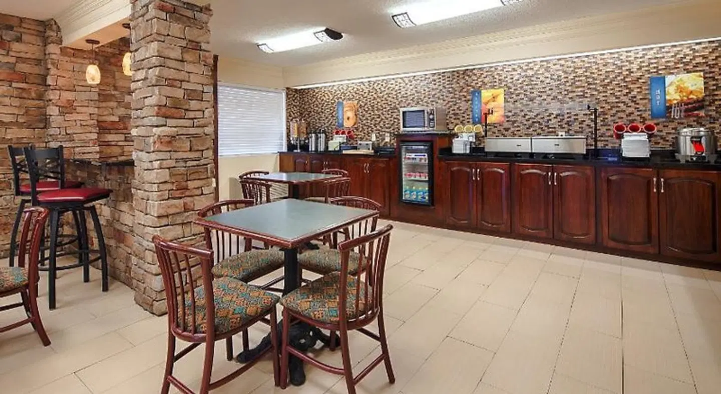 Best Western Inn & Suites of Macon Bar