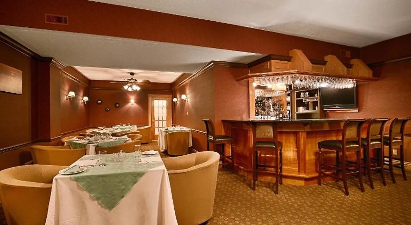 SureStay Plus Hotel by Best Western Kincardine Bar
