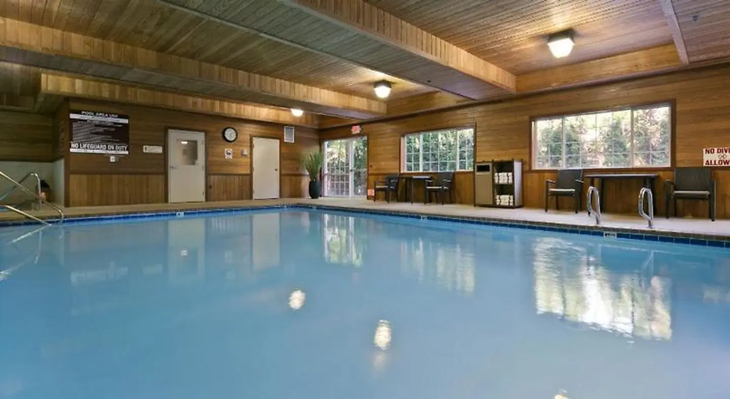 Best Western University Inn and Suites Hallenbad