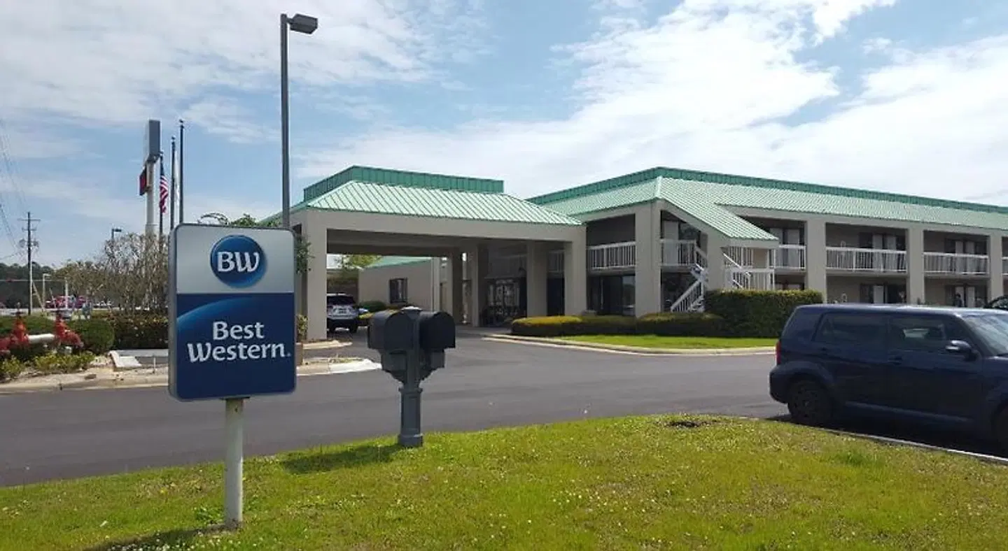 Best Western Flagship Inn EXTERIOR