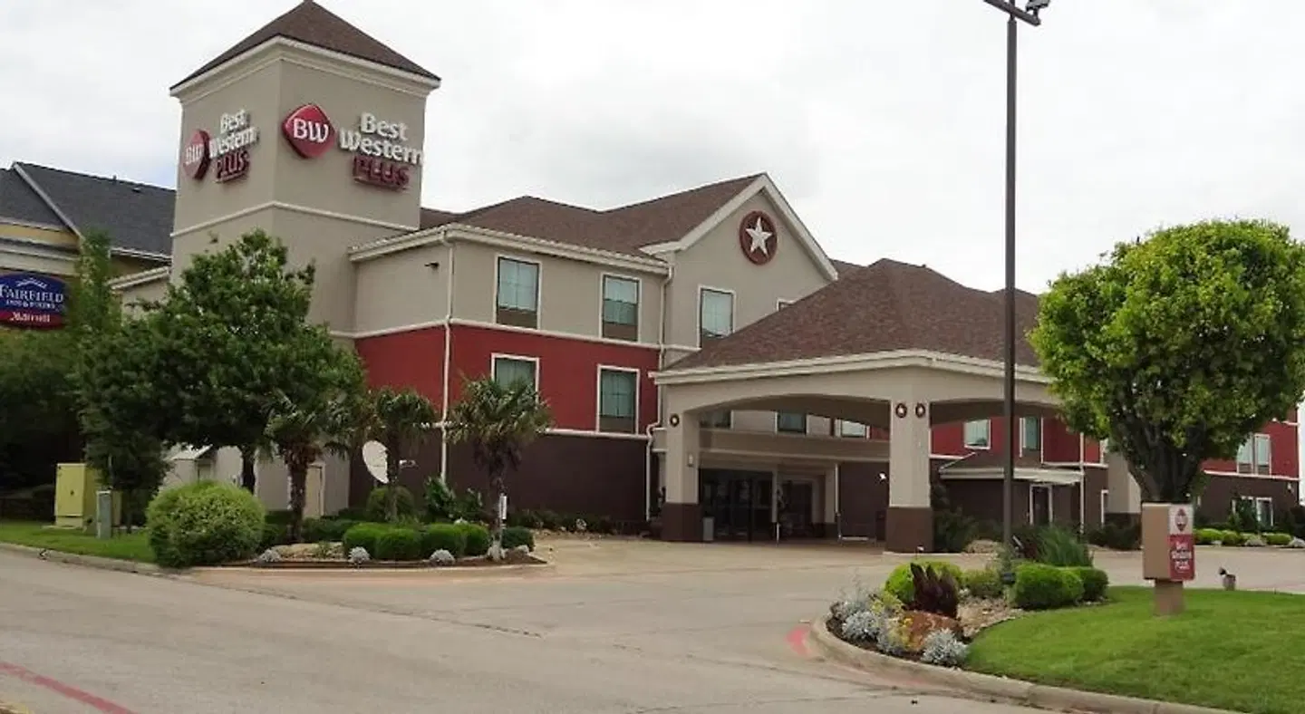 Best Western Plus Denton Inn & Suites EXTERIOR