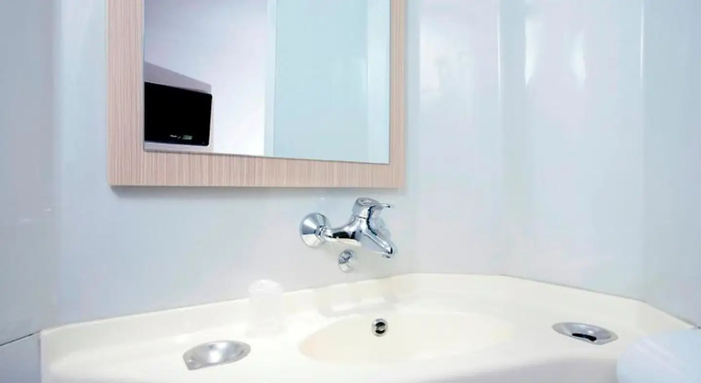 B&B HOTEL Bayeux Badezimmer