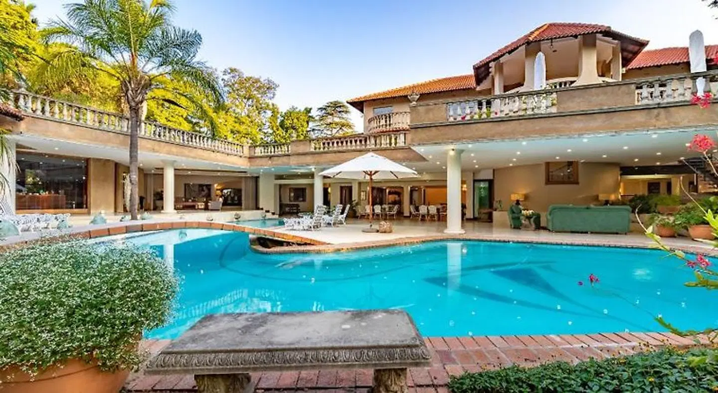 Christie's at 32 on Russell OUTDOOR_POOL