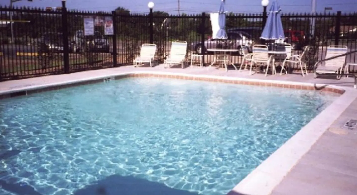 Best Western Plus Graham Inn OUTDOOR_POOL