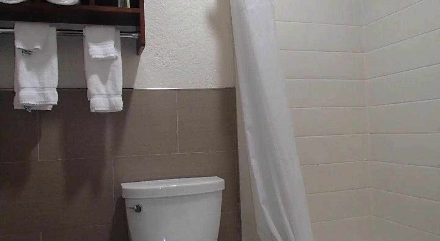 Super 8 by Wyndham Houston Hobby Airport South Badezimmer