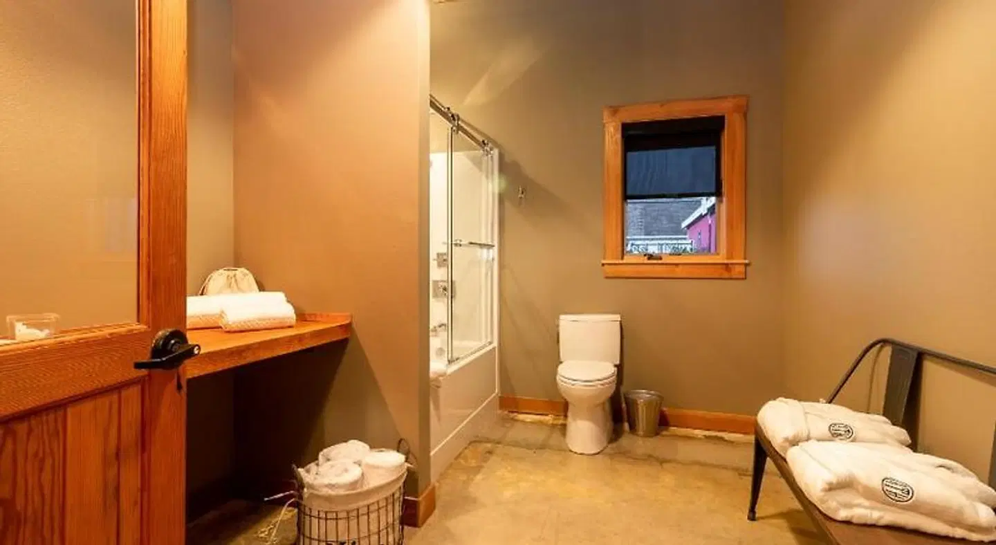 At The Helm Hotel Badezimmer