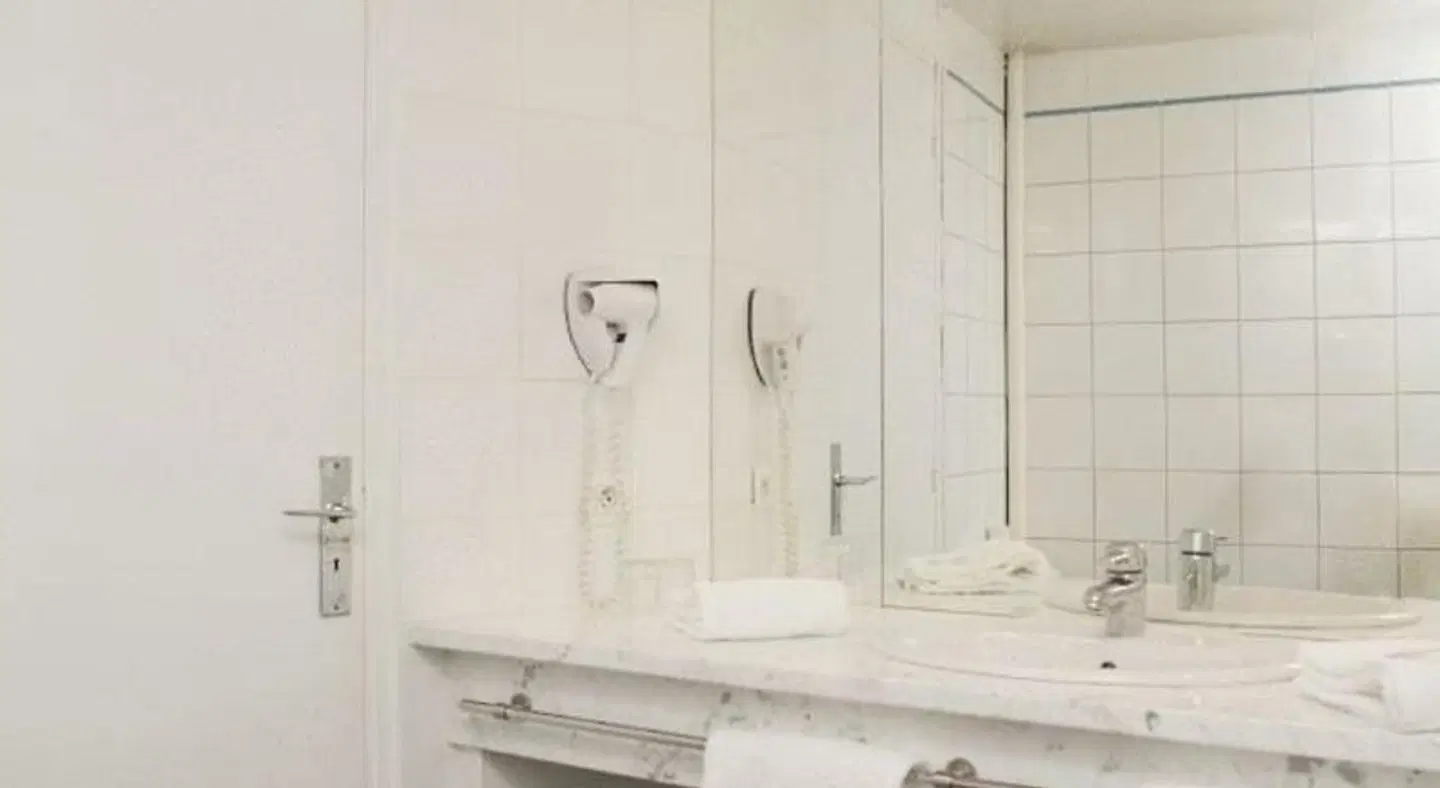 Hôtel Ours Blanc Place Victor Hugo Badezimmer