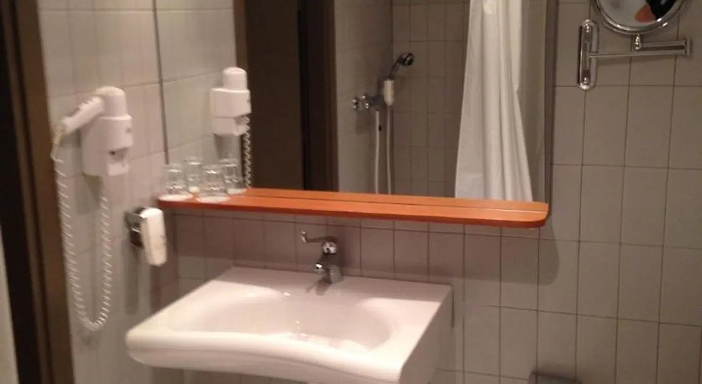 Admiral Lugano (ex Holiday Inn Lugano) Badezimmer