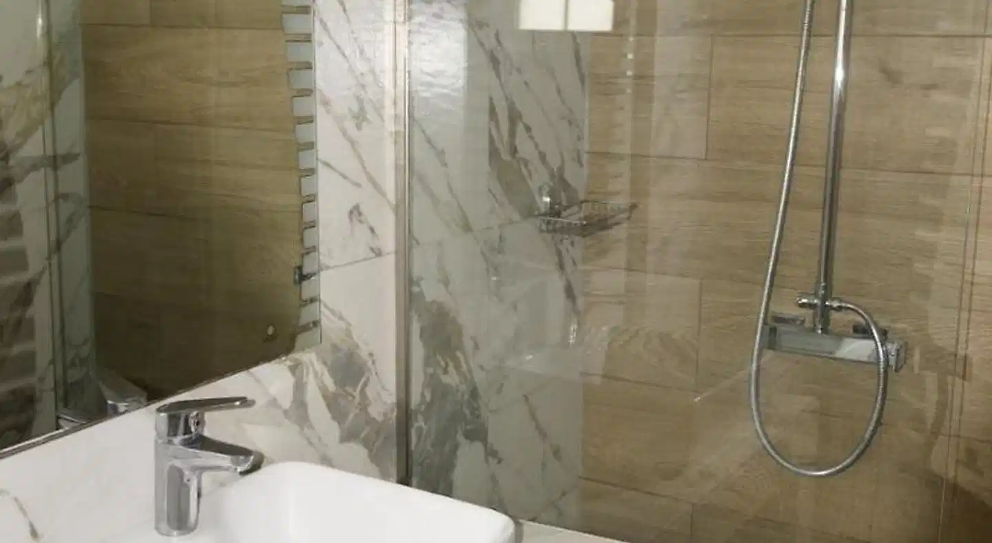 Amoudi Hotel Studios Apartments Badezimmer