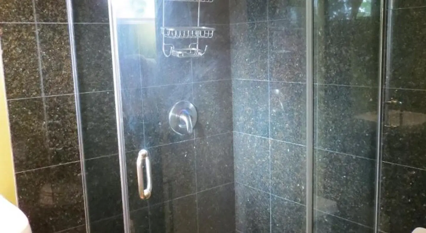 7 Springs Inn & Suites Badezimmer