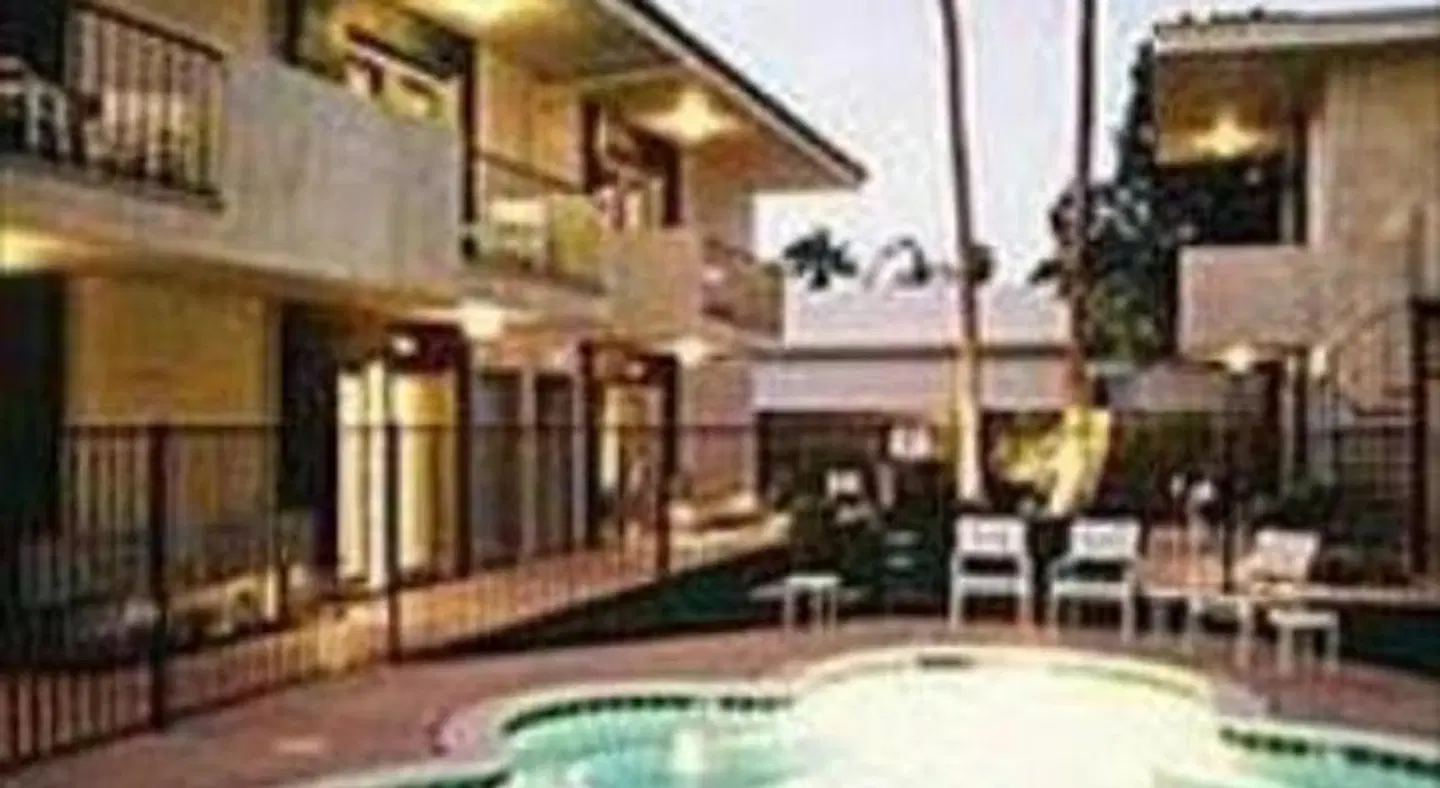 7 Springs Inn & Suites EXTERIOR