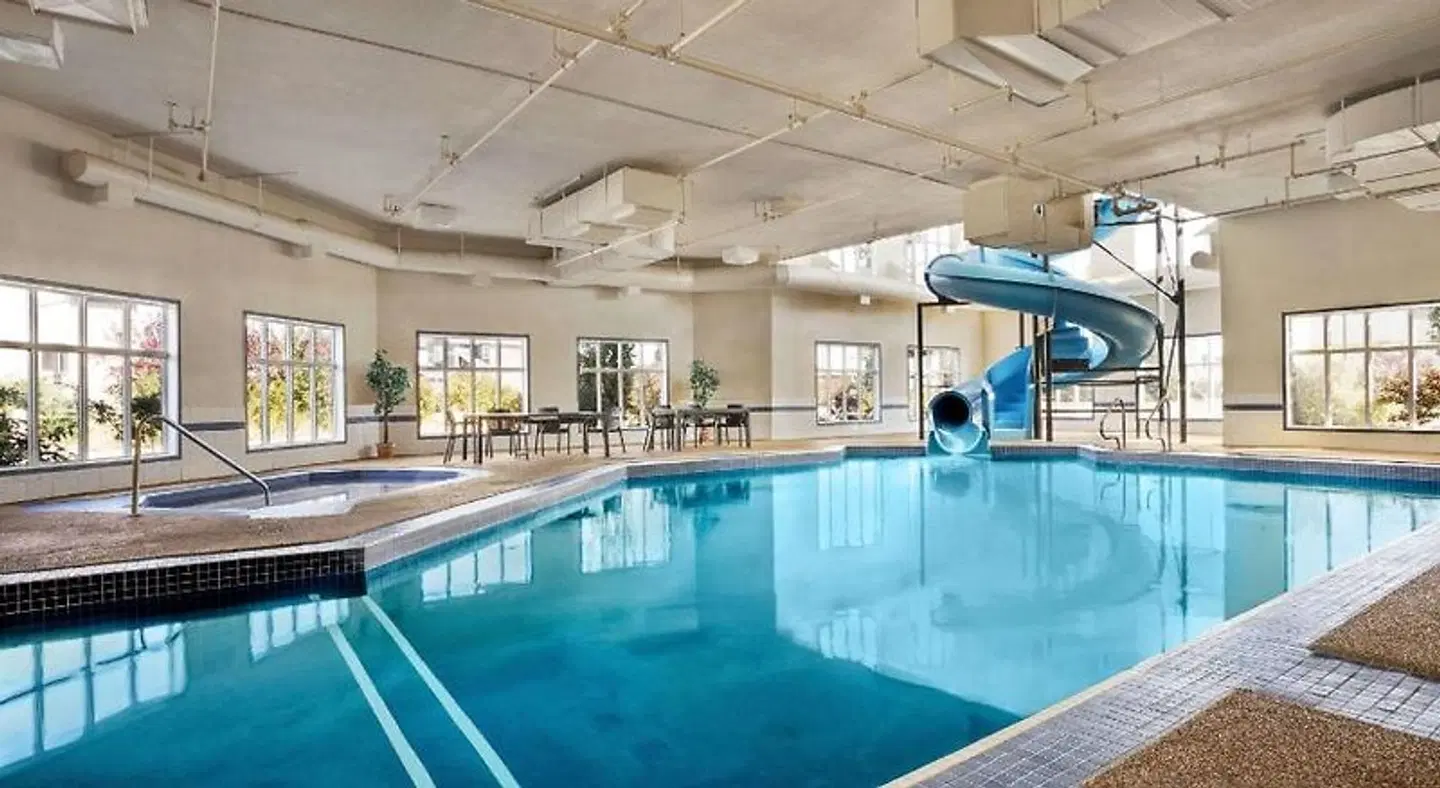 Days Inn and Suites Strathmore Hallenbad