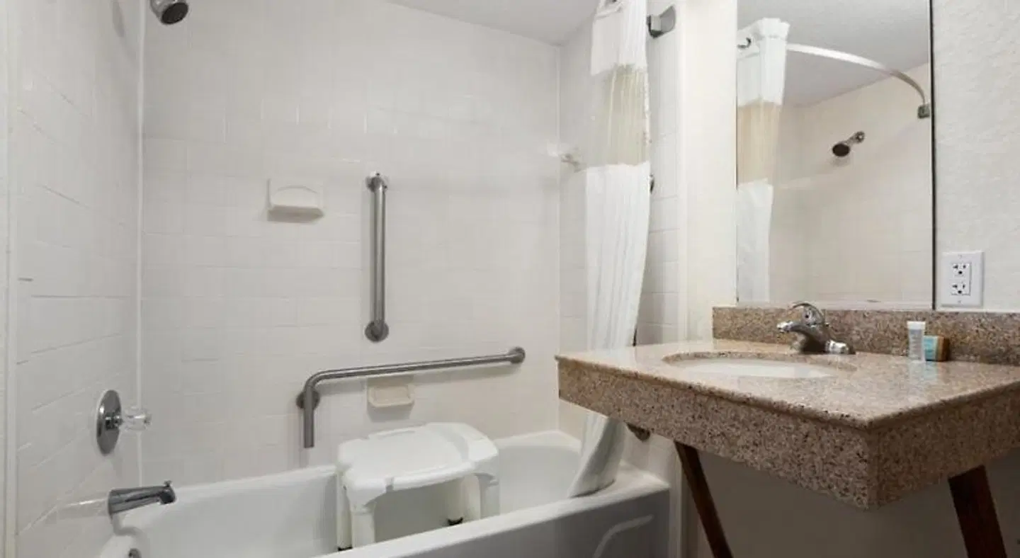 Travelodge by Wyndham Outer Banks/Kill Devil Hills Badezimmer