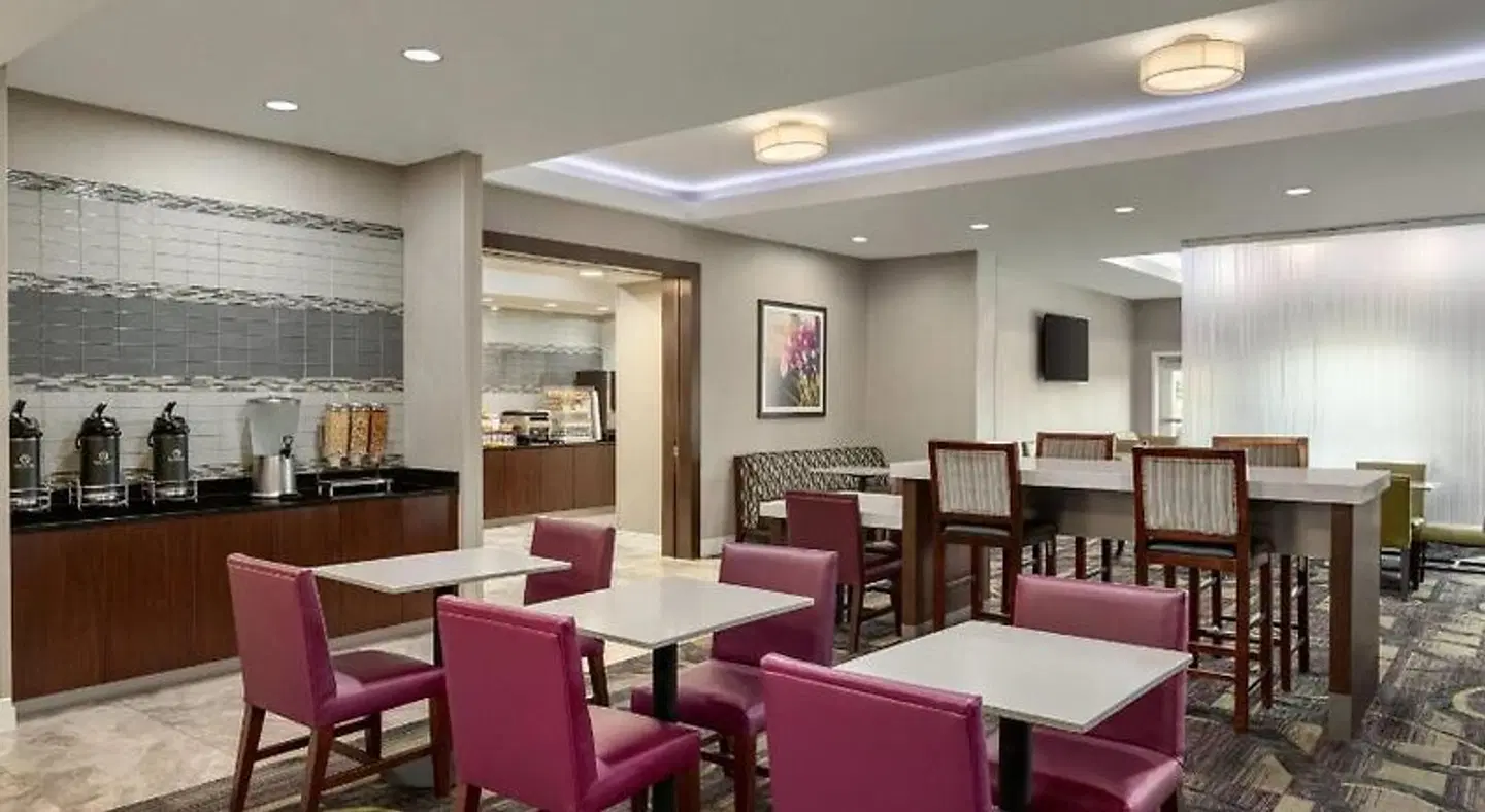 La Quinta Inn & Suites by Wyndham Arlington North 6 Flags Dr LOUNGE_LOBBY