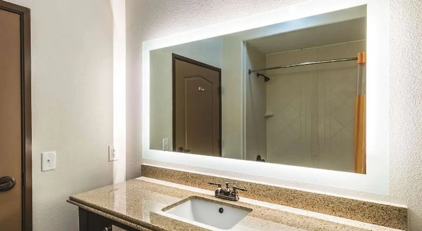 La Quinta Inn & Suites by Wyndham Dallas Grand Prairie South Badezimmer