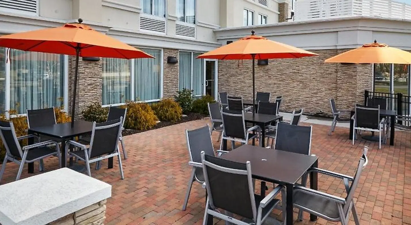 Holiday Inn Express Hampton - Coliseum Central by IHG Terrasse