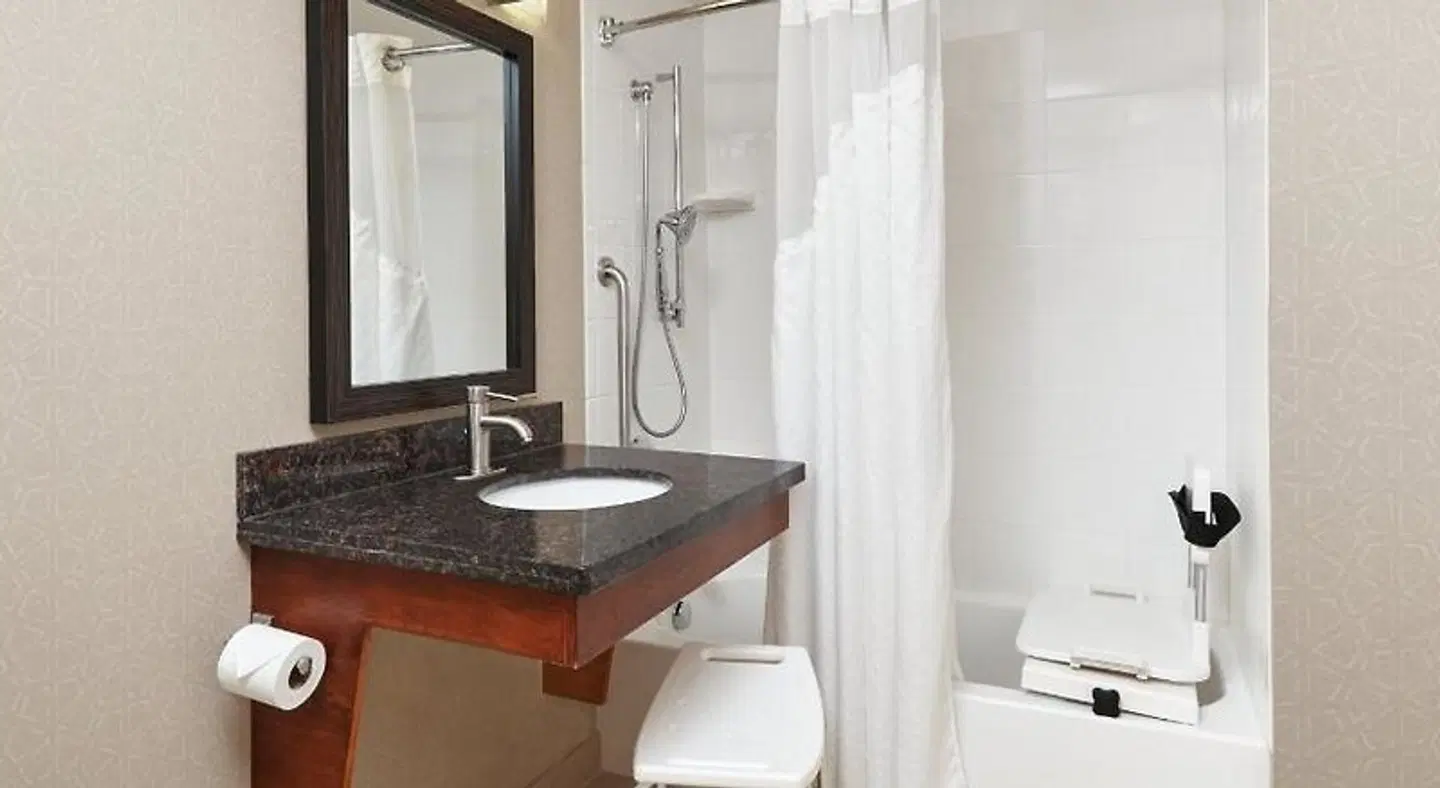 Holiday Inn Express Hampton - Coliseum Central by IHG Badezimmer