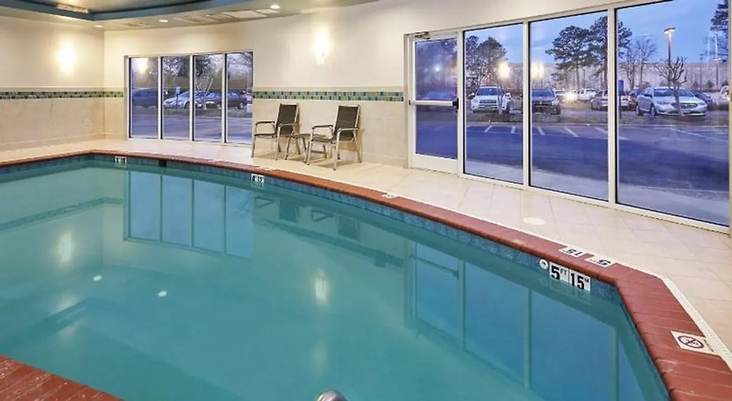 Holiday Inn Express Hampton - Coliseum Central by IHG Hallenbad