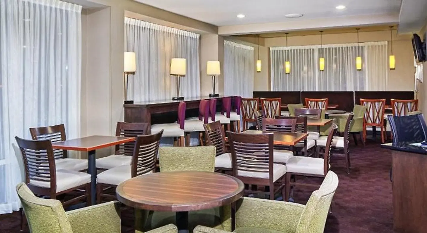 Holiday Inn Express Hampton - Coliseum Central by IHG Bar
