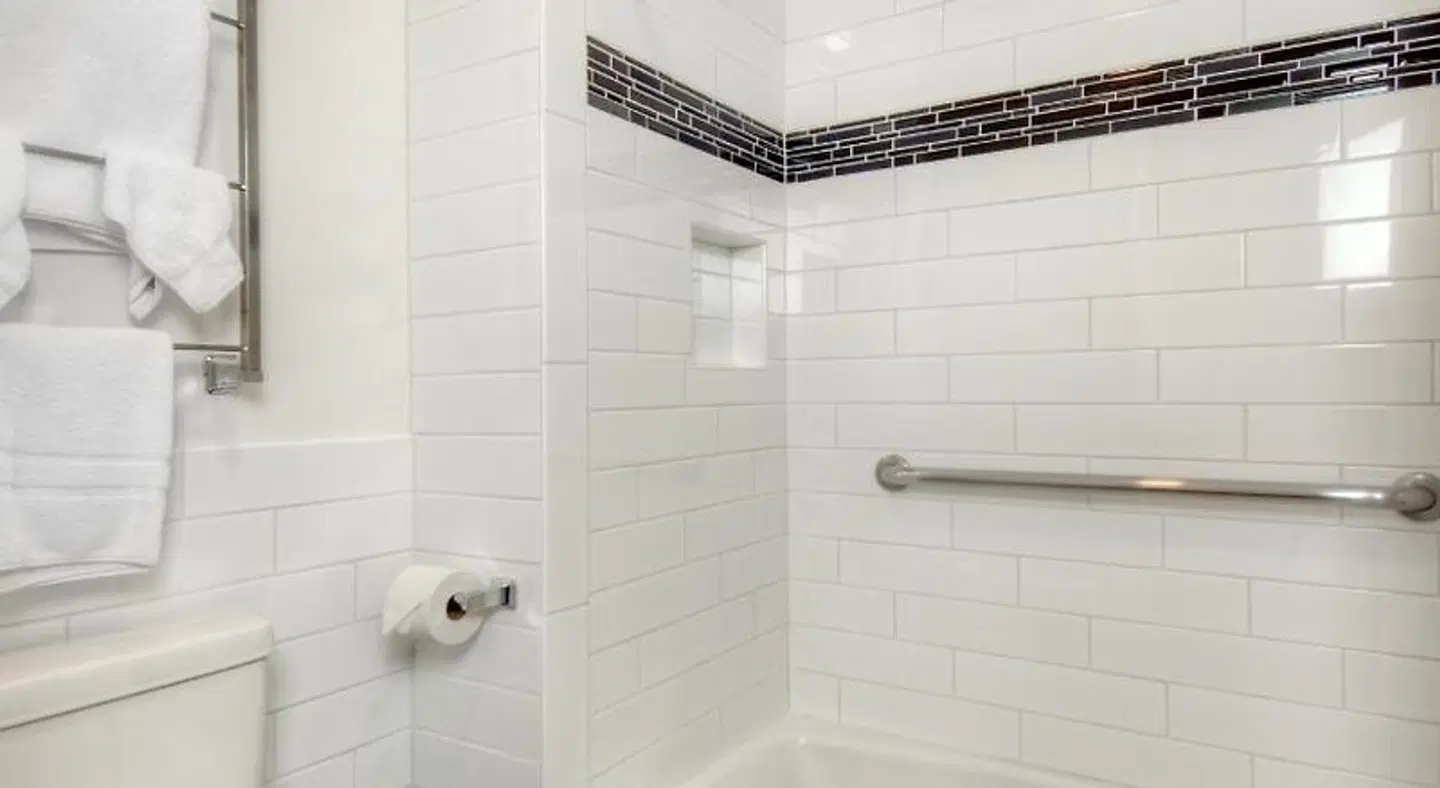 Aggie Inn, Ascend Hotel Collection Badezimmer