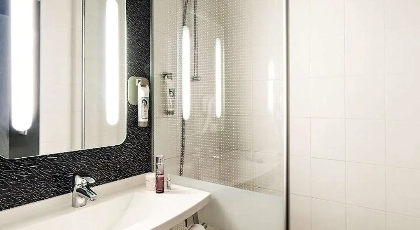 ibis Grenoble Centre Bastille Badezimmer