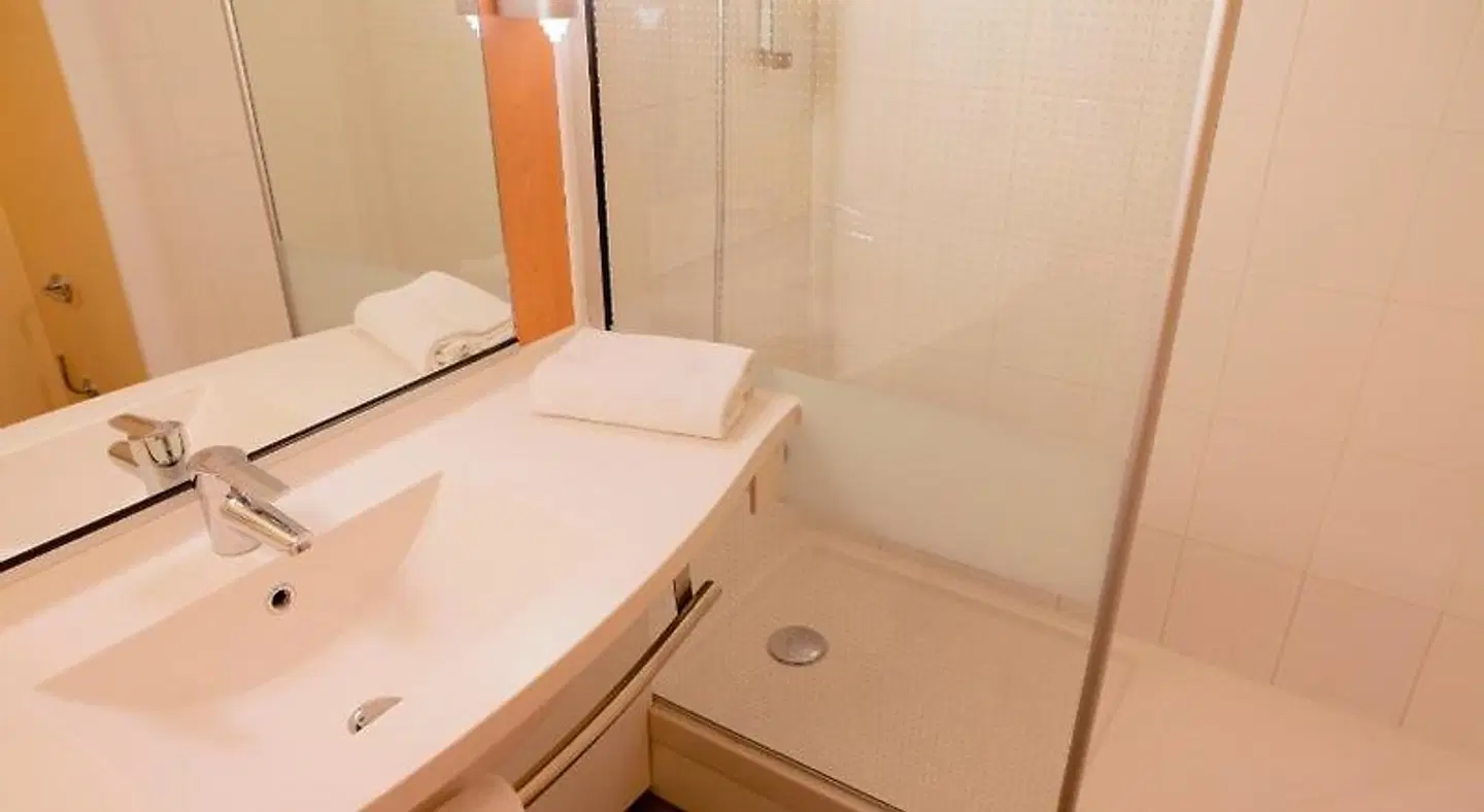ibis Grenoble Centre Bastille Badezimmer