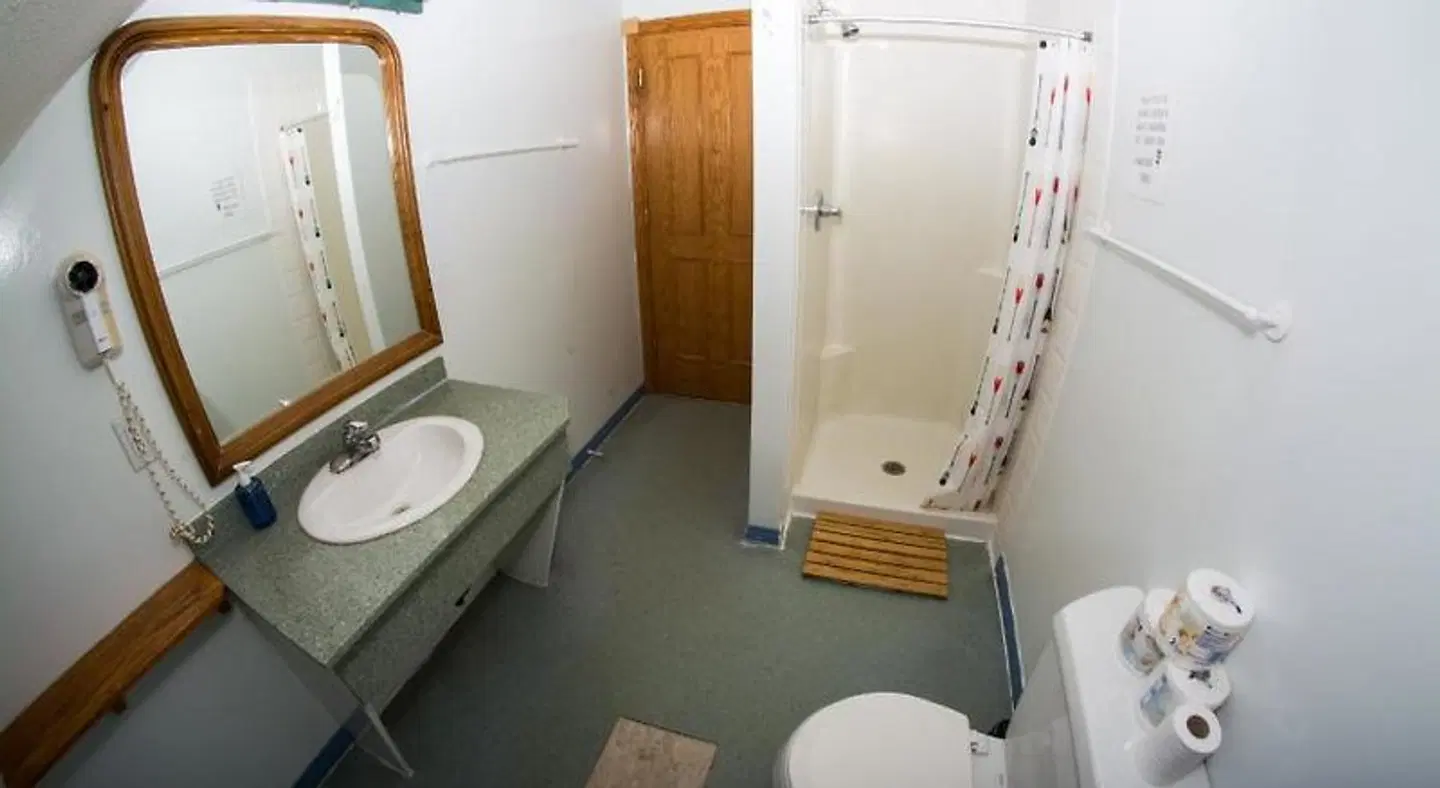 SameSun Backpackers Lodge Banff Badezimmer