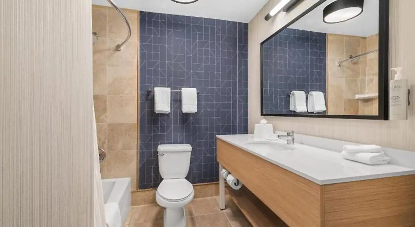 Spark by Hilton Bakersfield Central Badezimmer