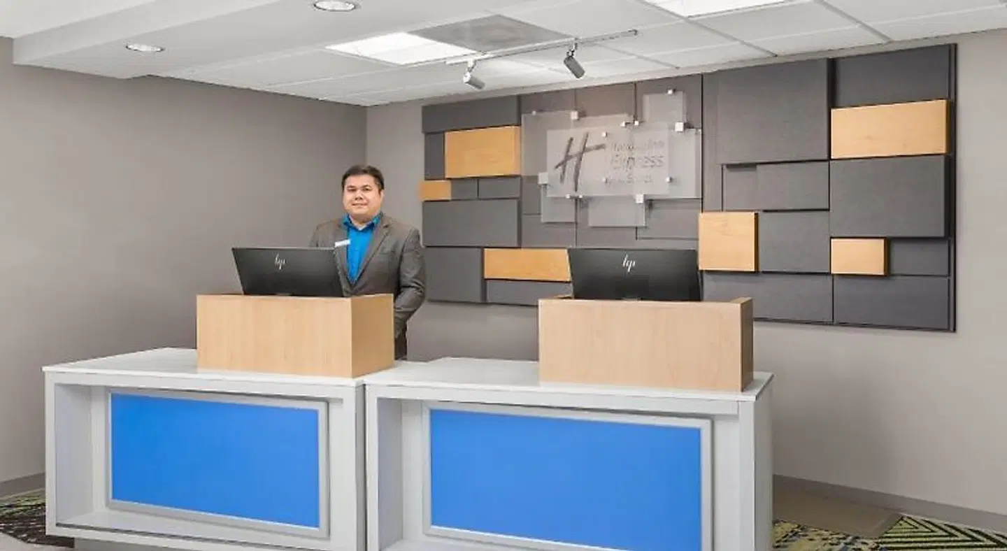 Holiday Inn Express & Suites Sacramento Airport Natomas Lobby