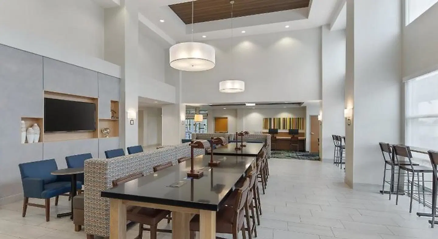 Holiday Inn Express & Suites Sacramento Airport Natomas Bar