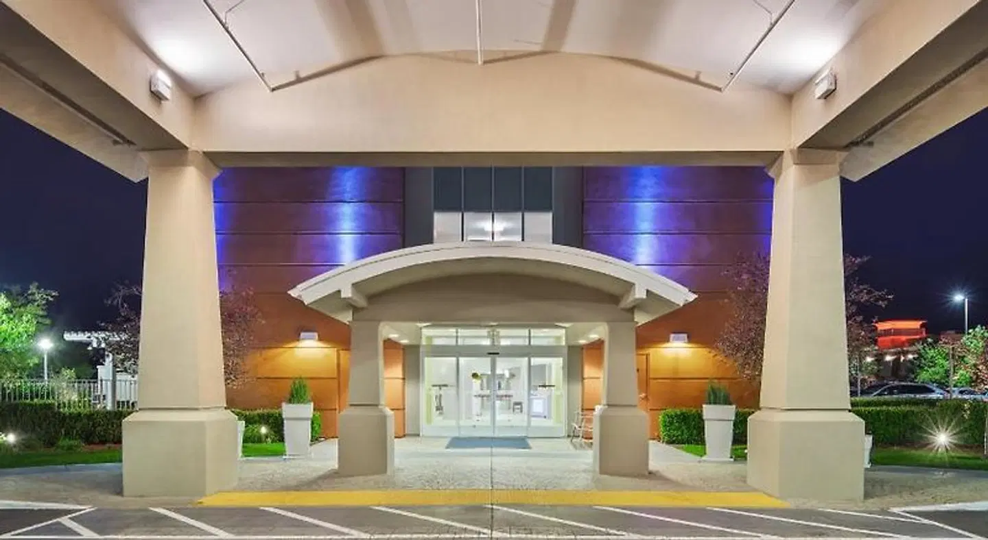 Holiday Inn Express & Suites Sacramento Airport Natomas Lobby