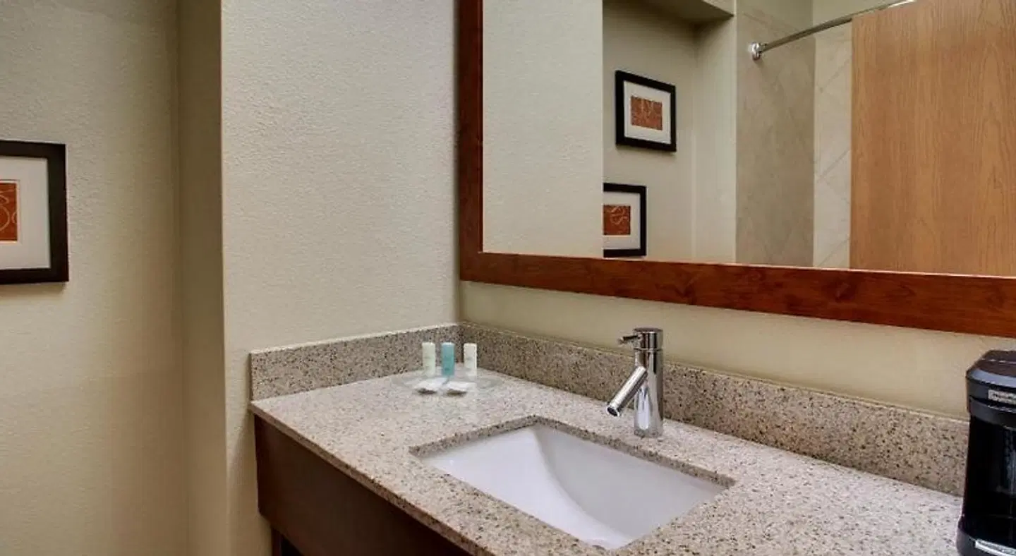 Comfort Suites At South Broadway Mall Badezimmer