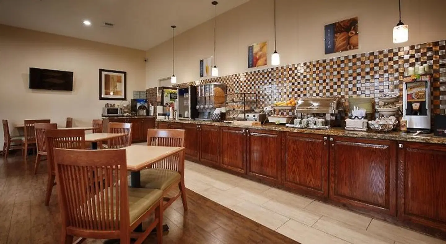 Best Western Plus Hobby Airport Inn & Suites Bar