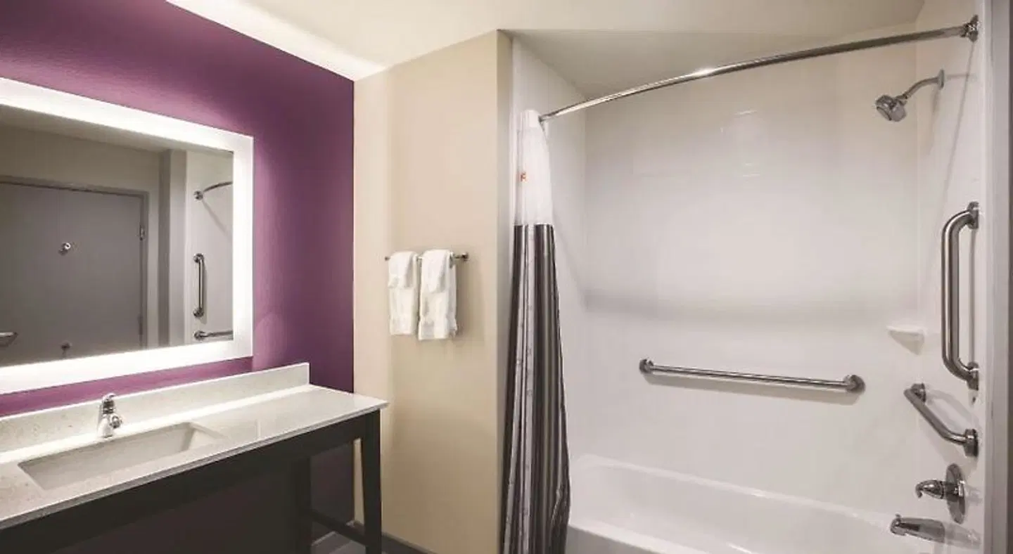 LA QUINTA INN SUITES DALLAS NORTHEAST ARBORETUM Badezimmer