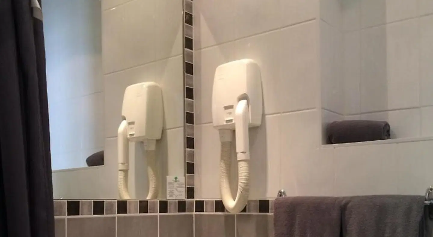 H33 Hôtel Badezimmer