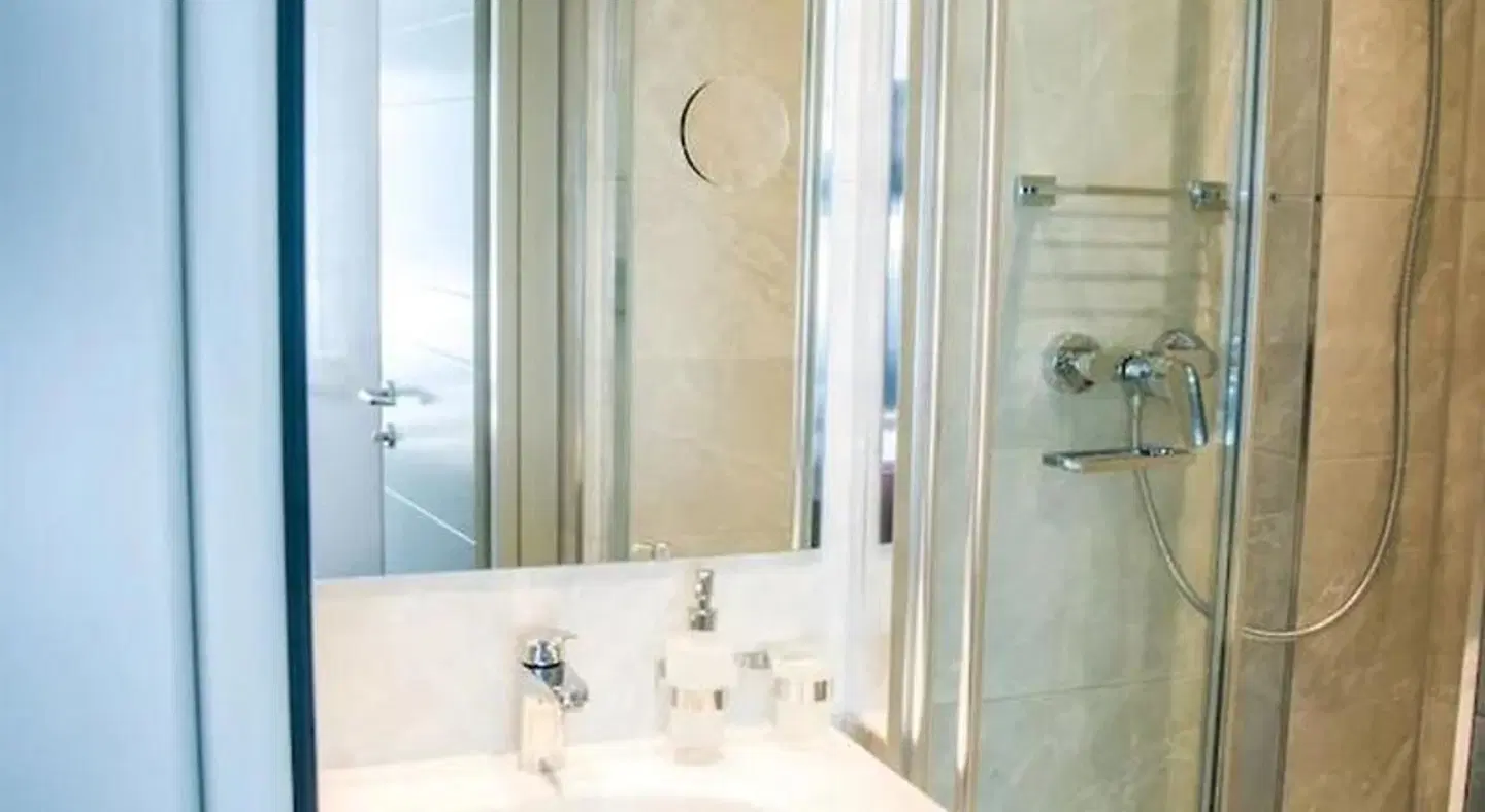 Wilder Mann Badezimmer