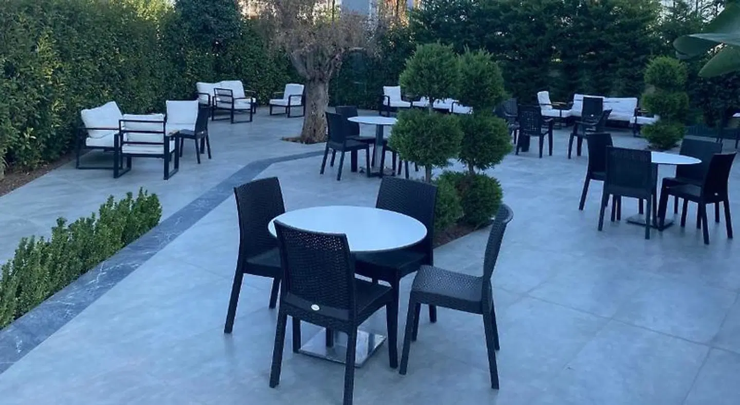B BUSINESS HOTEL & SPA Terrasse