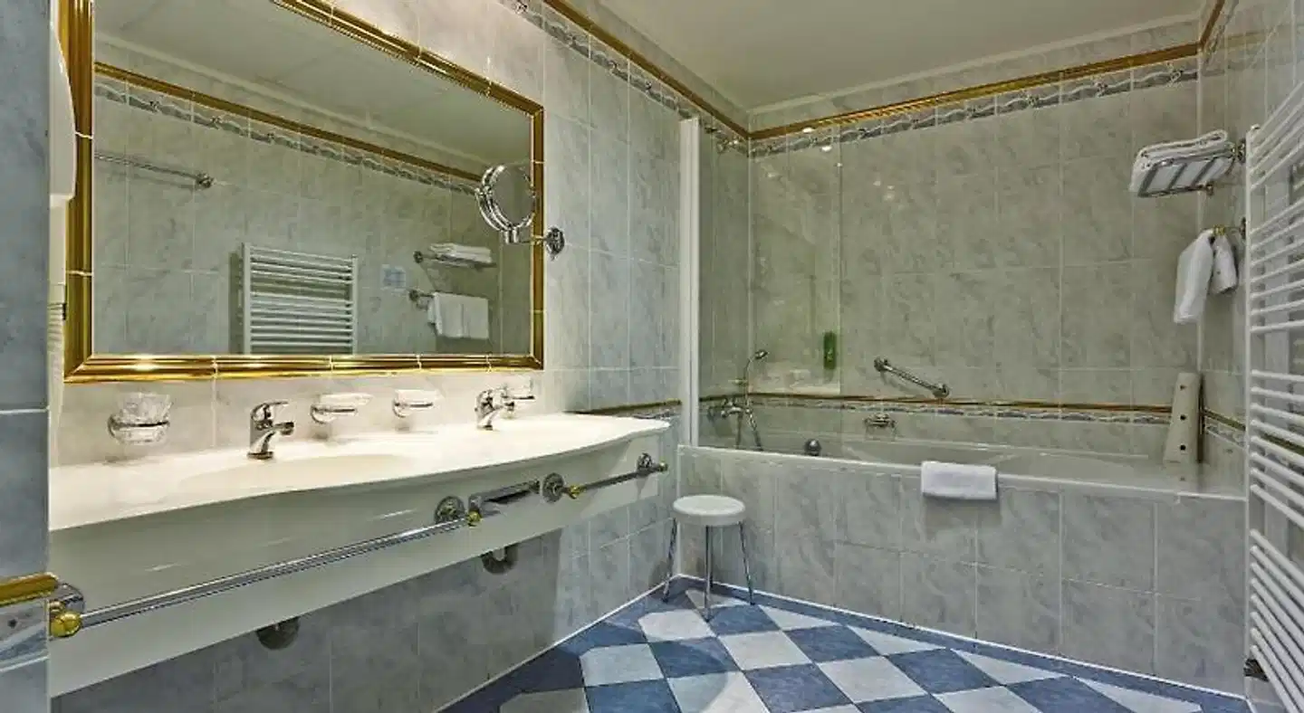 Ensana Pacifik Health Spa Hotel Badezimmer