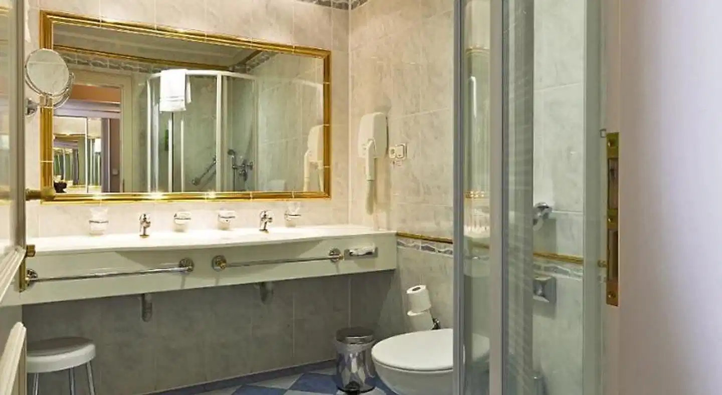 Ensana Pacifik Health Spa Hotel Badezimmer