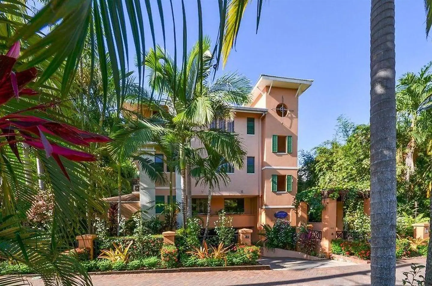 Martinique On Macrossan EXTERIOR