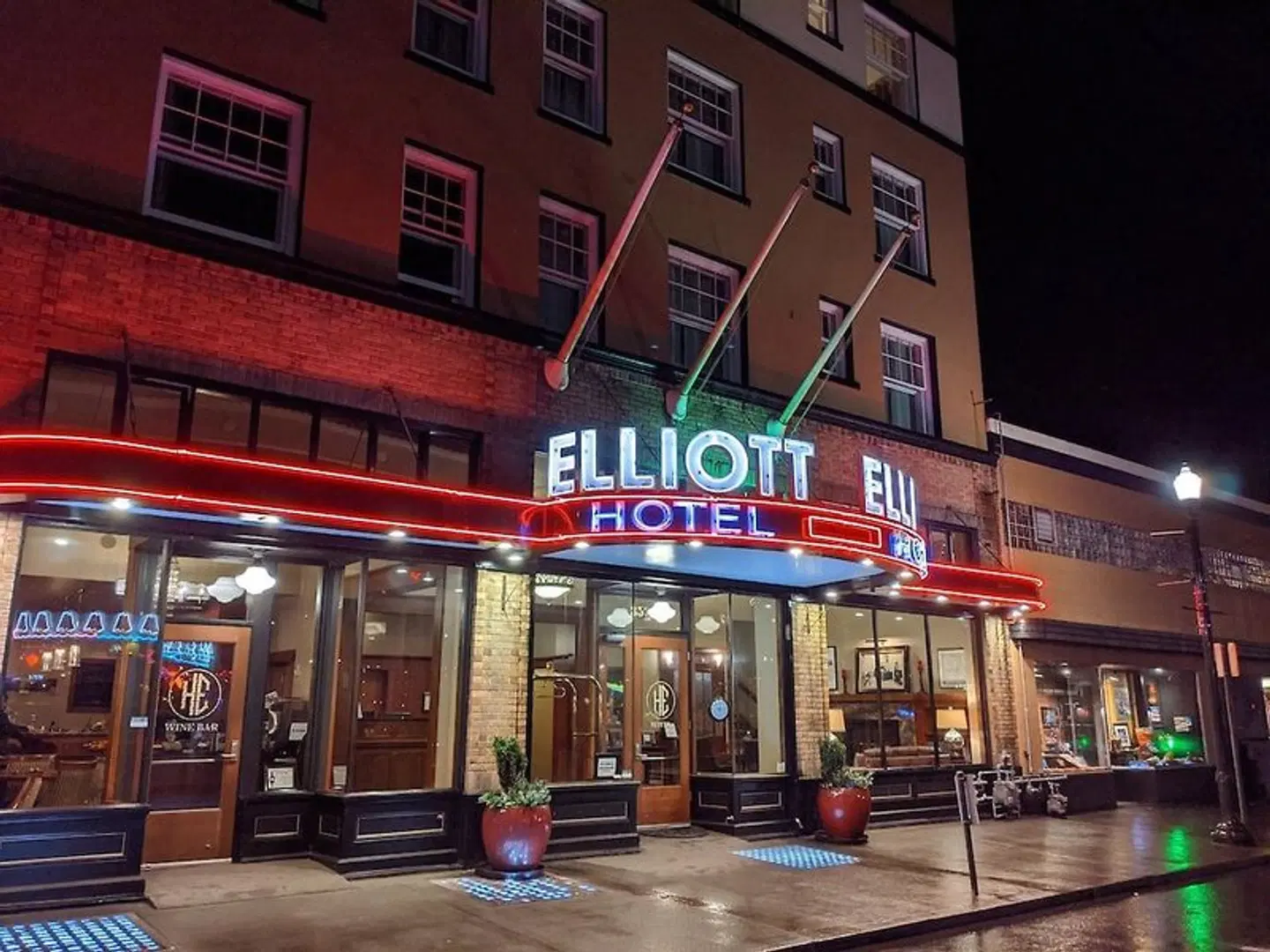 Elliott EXTERIOR