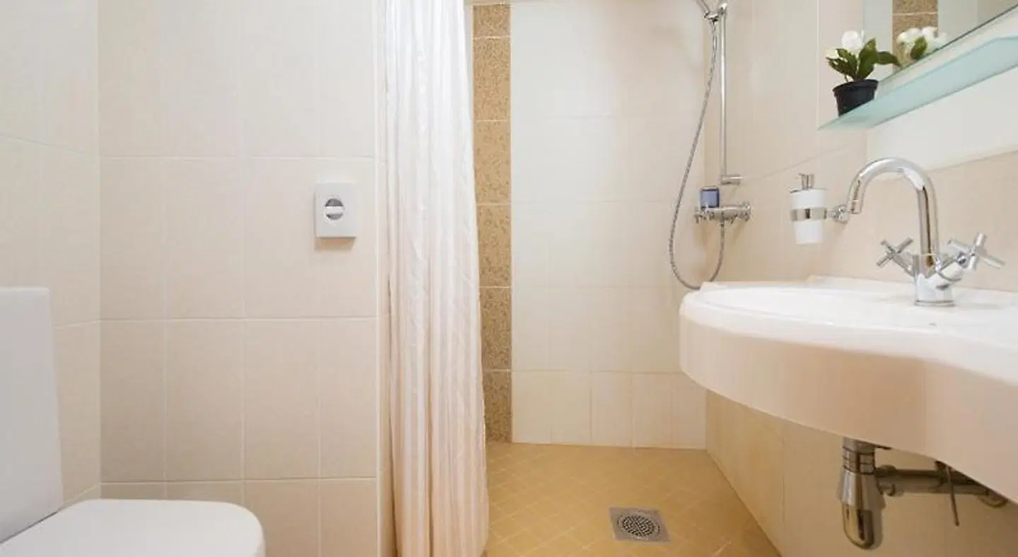 Meriton Old Town Garden Hotel Badezimmer
