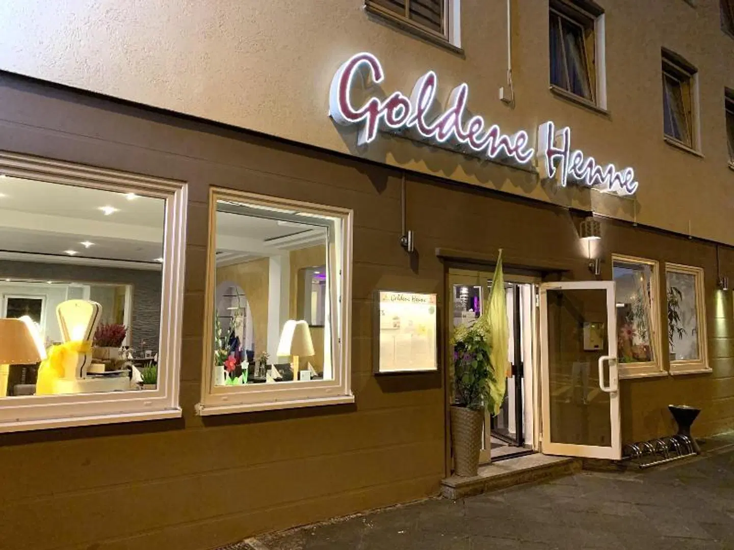 Goldene Henne EXTERIOR
