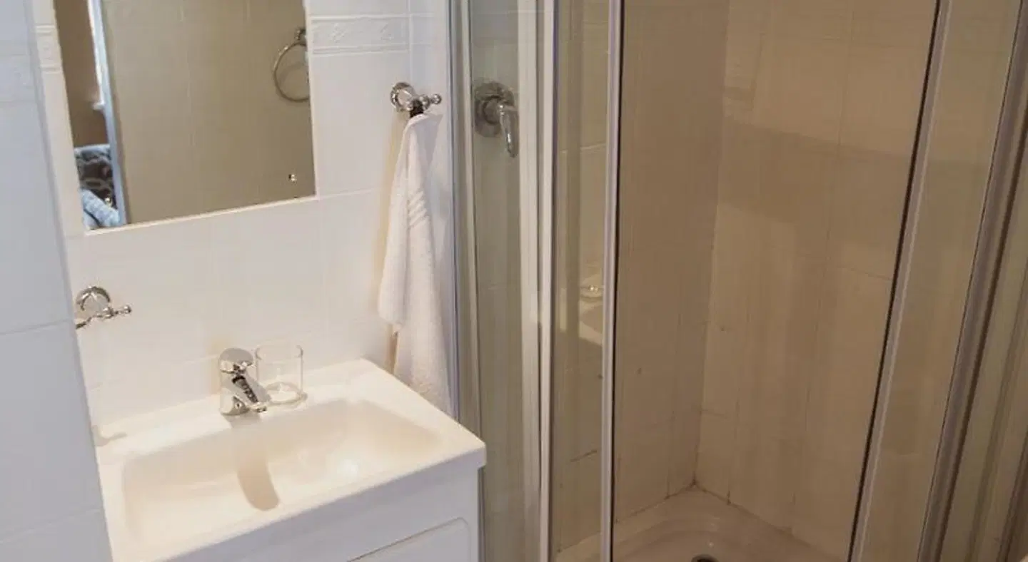 Ashby Manor Guest House Badezimmer