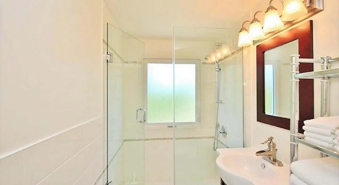 All Suites Whitney Manor Badezimmer