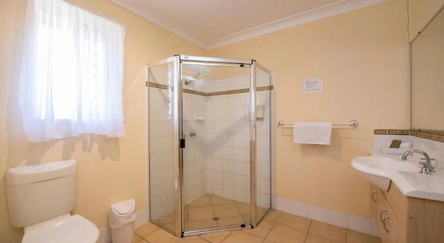 Cotswold Motor Inn Badezimmer