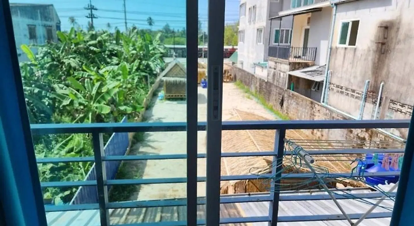 Theppahrak Hostel Khaolak Terrasse