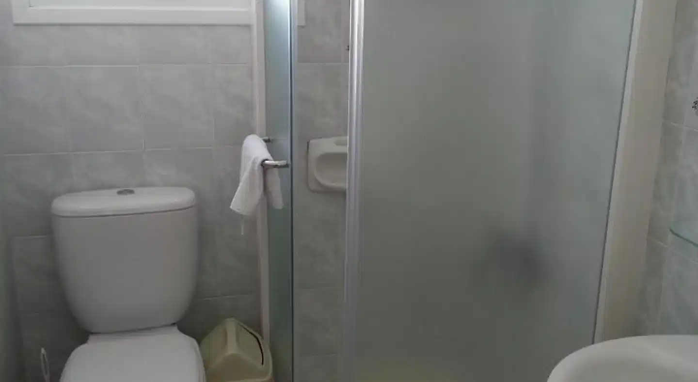 Pelides Apartments Badezimmer