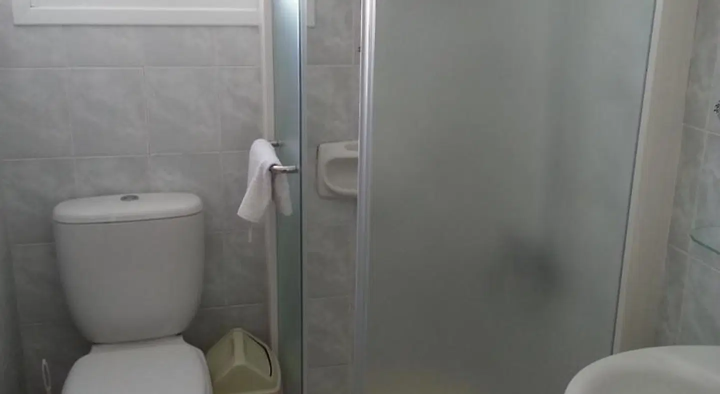 Pelides Apartments Badezimmer