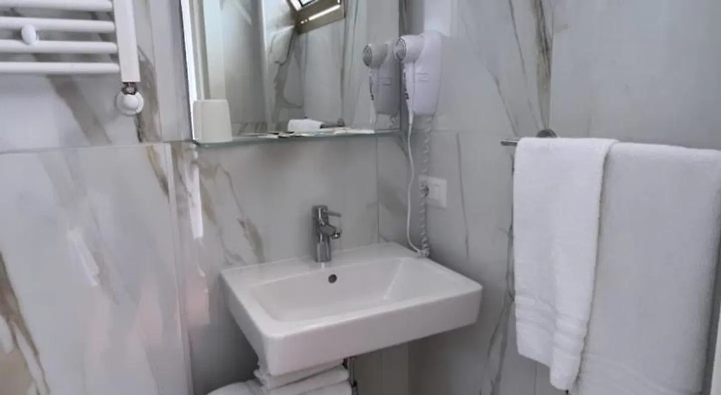 Hotel Ardea Badezimmer